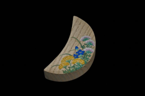 桐月形香合（秋草）