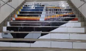 川崎駅での階段アート