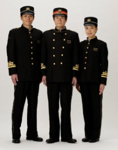 冬用制服（左から男性：駅長等管理者：女性用）
